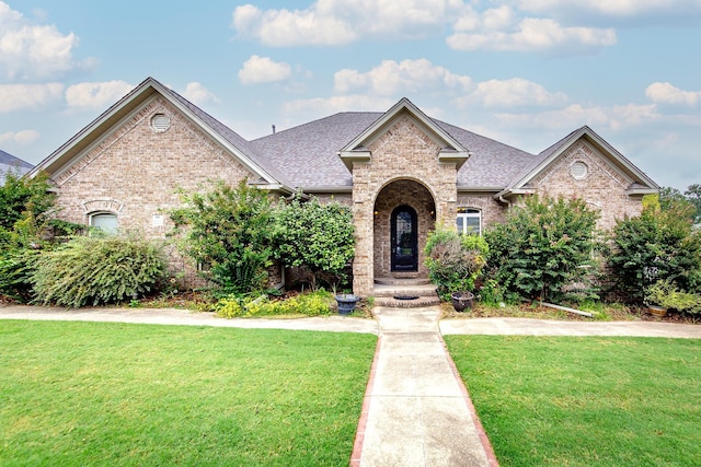 view of front facade featuring a front lawn