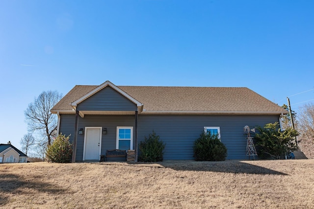 single story home with a front lawn