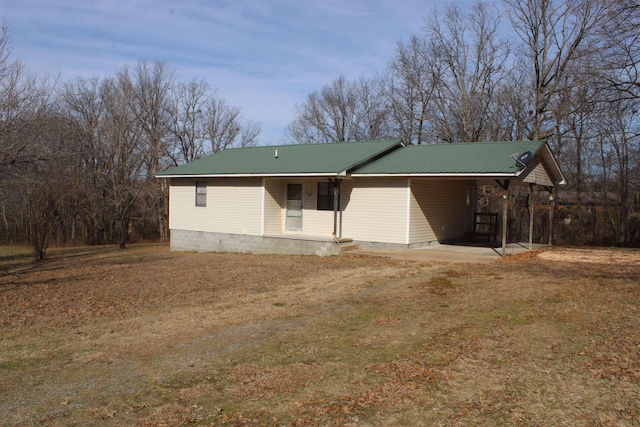 view of front facade featuring a front lawn