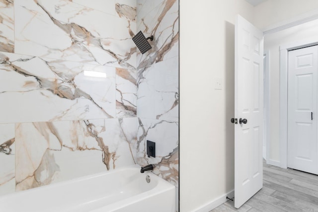 bathroom with tiled shower / bath combo