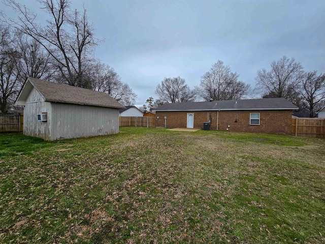 view of yard with an outdoor structure