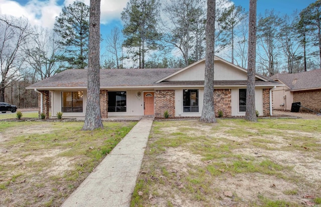 ranch-style house featuring a front yard