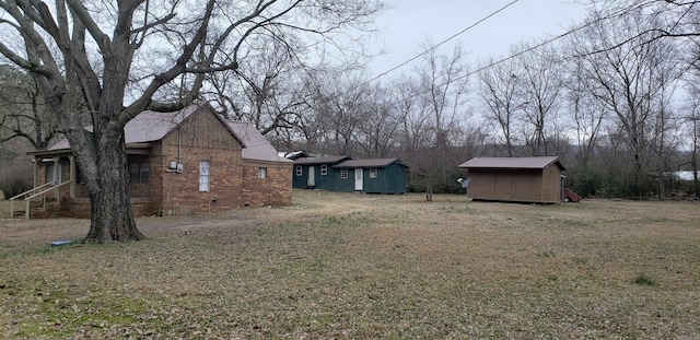 view of yard with a storage shed