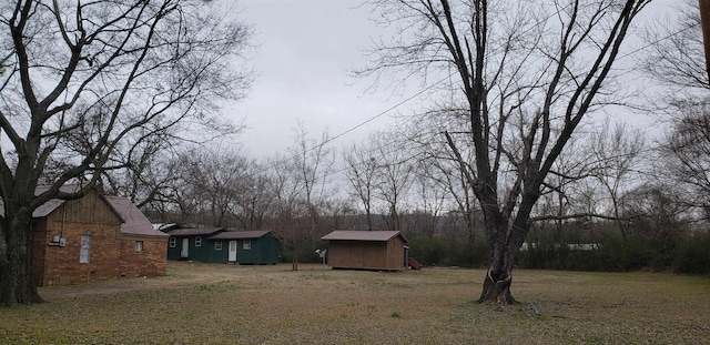 view of yard featuring a storage shed