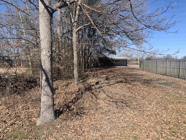 view of yard featuring an outdoor structure