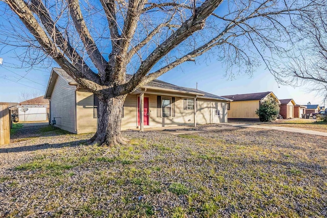 single story home with a front lawn