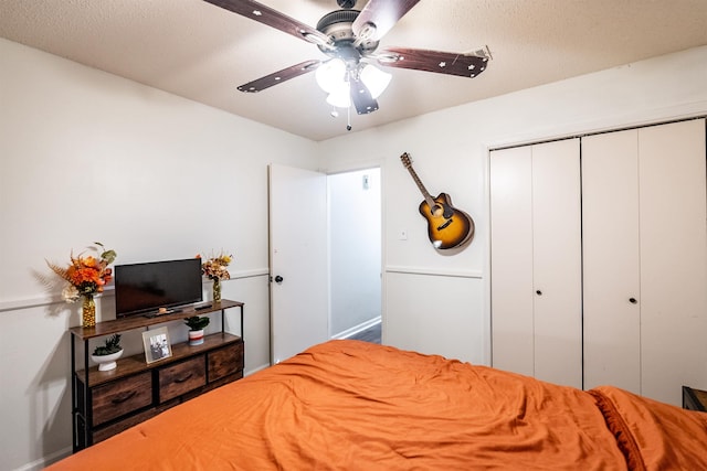 bedroom with ceiling fan, a textured ceiling, and a closet