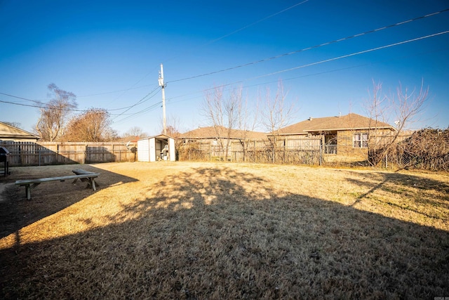 view of yard featuring a shed