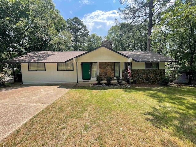 ranch-style home featuring a front yard