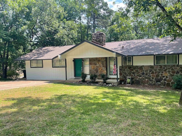 ranch-style home featuring a front lawn