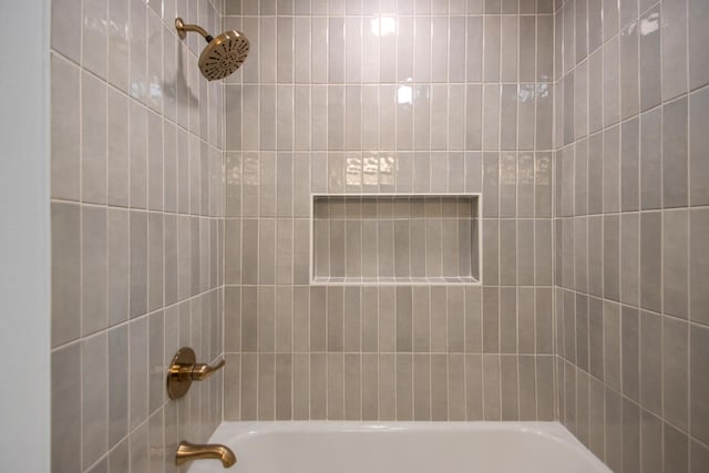 bathroom with tiled shower / bath