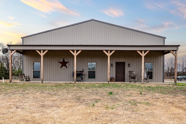 view of front of house featuring a yard