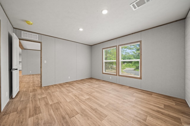 spare room featuring light wood-style floors, recessed lighting, and a smoke detector
