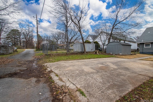 view of yard with a shed