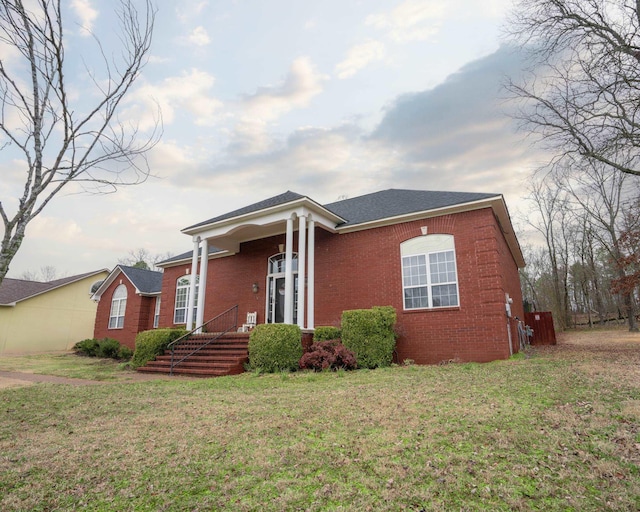 view of front of house featuring a front lawn