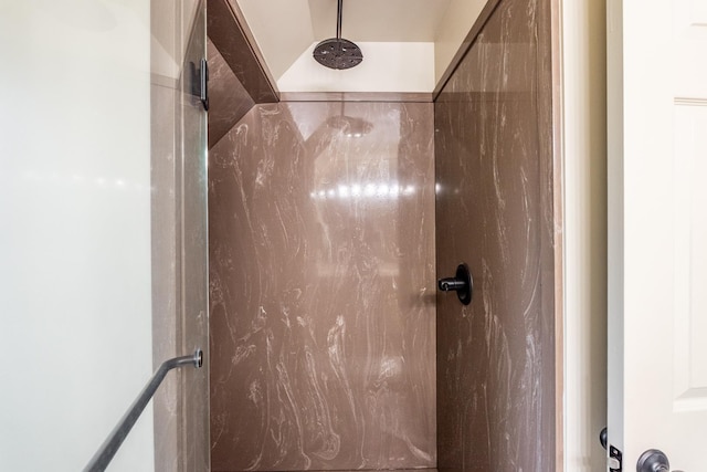 bathroom featuring a tile shower