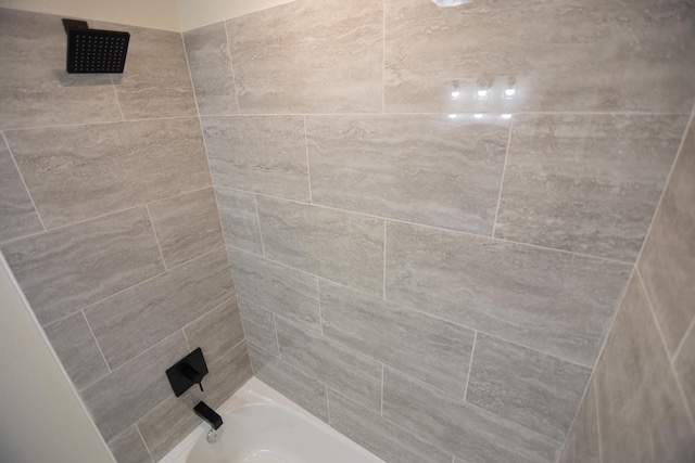 bathroom featuring tiled shower / bath