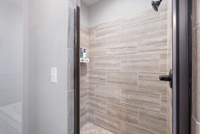 bathroom featuring a tile shower