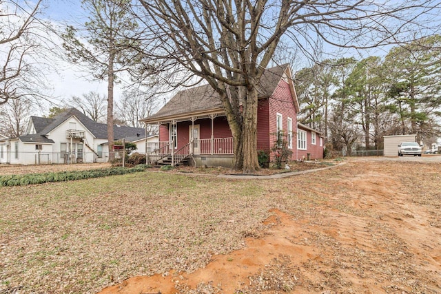 view of front of property featuring a porch and a front lawn