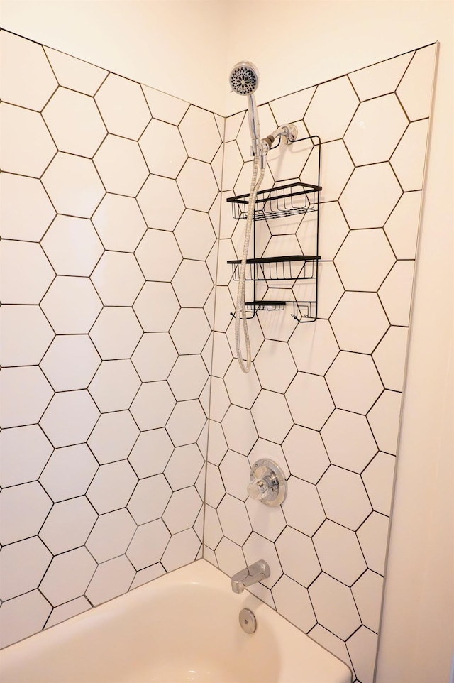 bathroom with tiled shower / bath combo