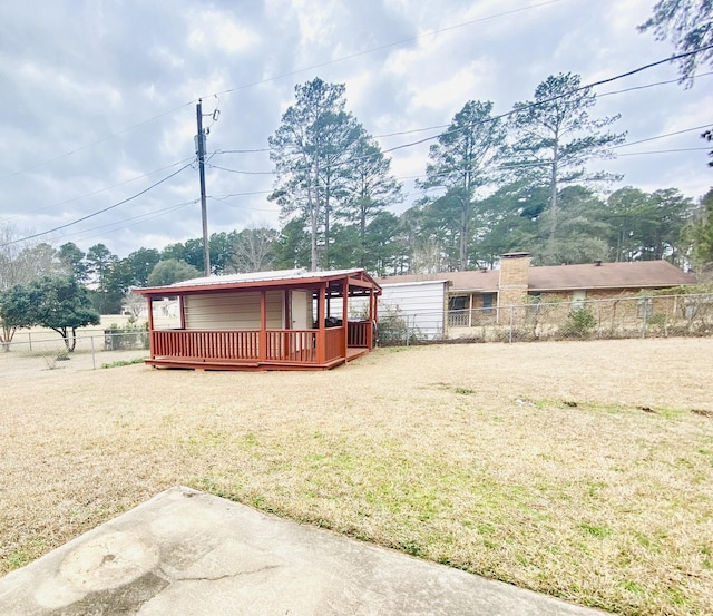 view of front of home featuring a wooden deck and a front yard