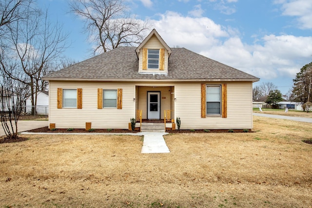 view of front of home featuring a front lawn