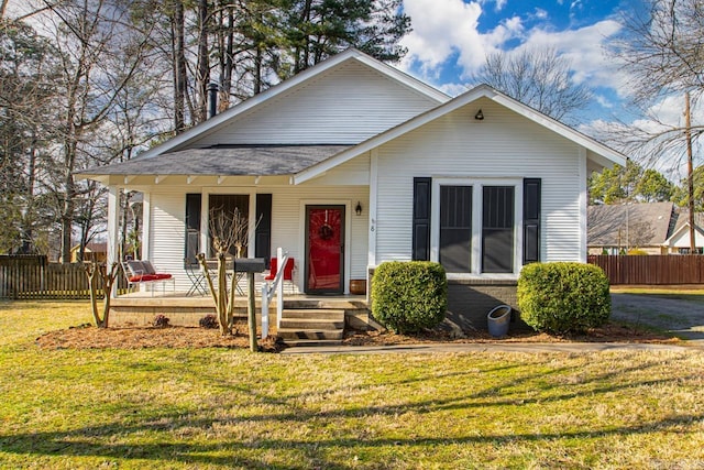 view of front facade featuring a porch and a front yard