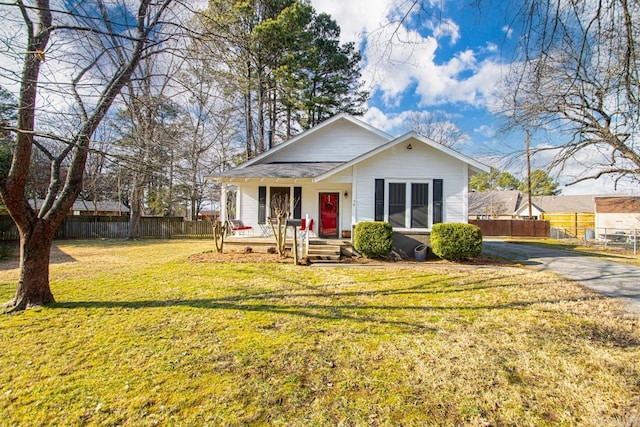 view of front of house featuring a front yard