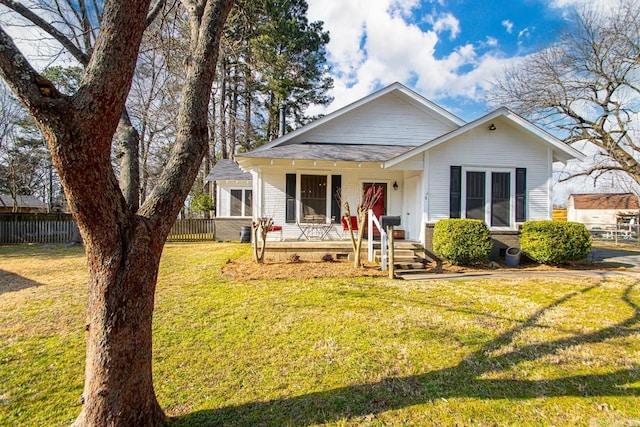 view of front of property featuring a front lawn