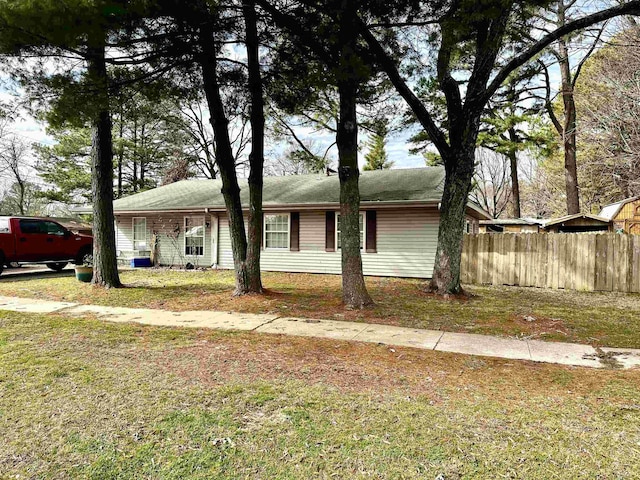 ranch-style home featuring a front lawn