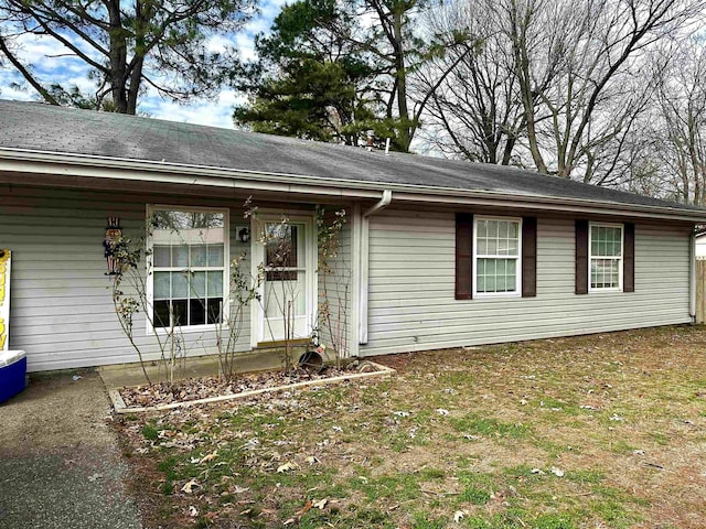 ranch-style house with a front yard