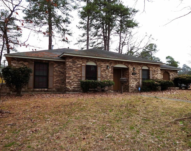 single story home with a front yard