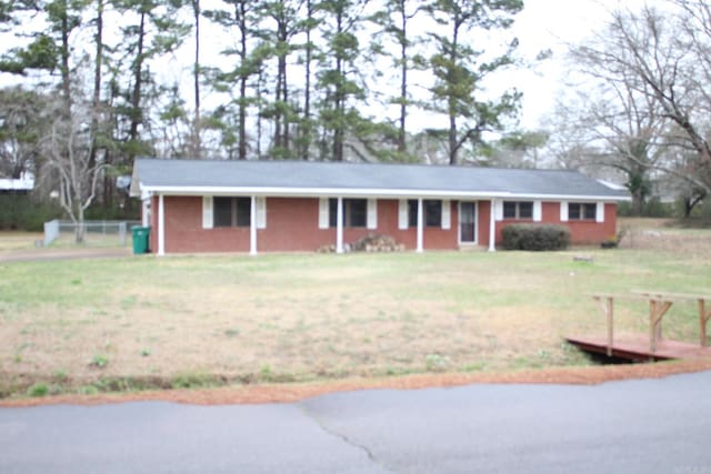 ranch-style house featuring a front yard