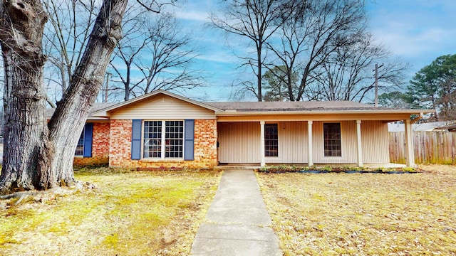 single story home featuring a front yard