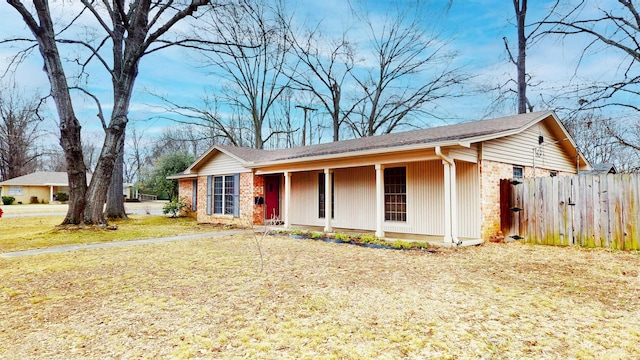 view of front of house featuring a front yard