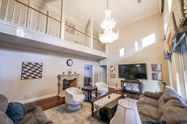 living room featuring an inviting chandelier, crown molding, dark hardwood / wood-style floors, and a towering ceiling