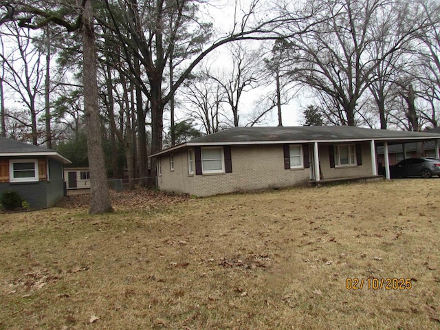 view of front facade featuring a carport and a front yard