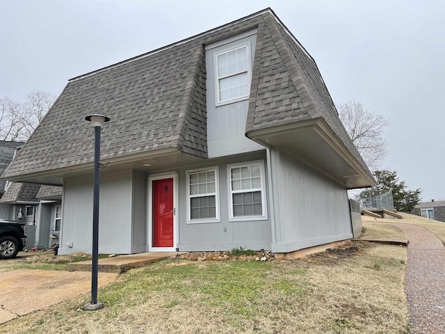 view of front facade featuring a front yard