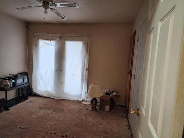 foyer featuring ceiling fan