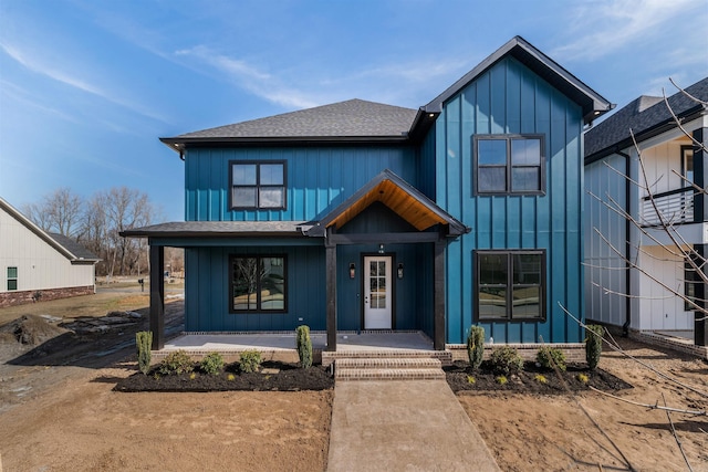 view of modern farmhouse style home