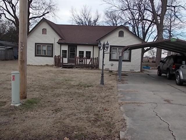 view of front facade featuring a carport