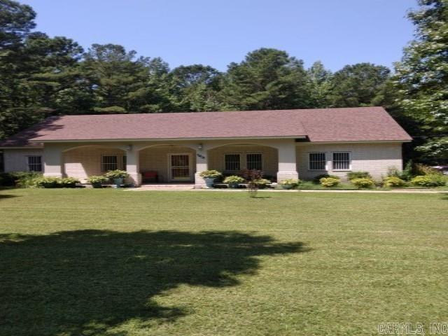 ranch-style house featuring a front yard