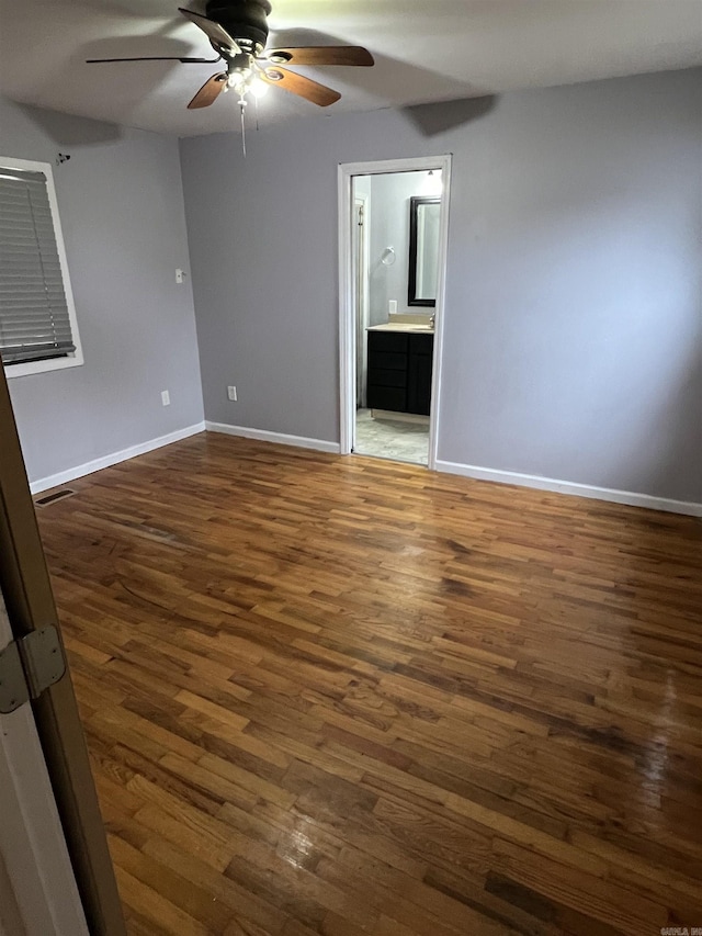 unfurnished room with dark wood-type flooring and ceiling fan