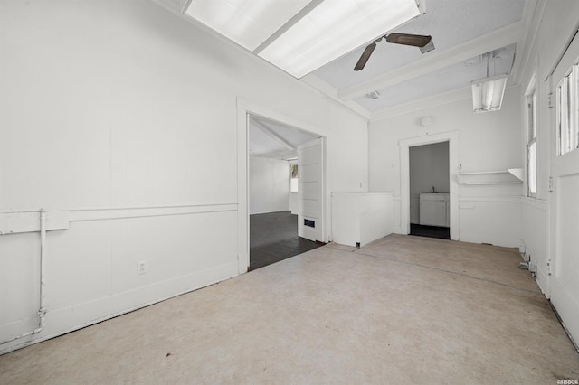 empty room featuring ceiling fan and concrete floors