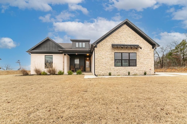 view of front facade featuring a front lawn