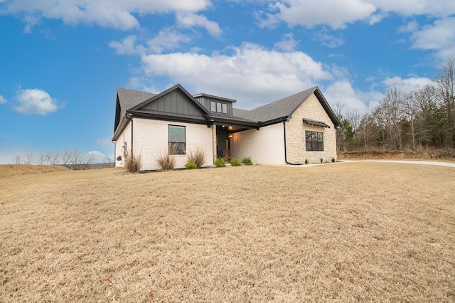 view of front of home with a front lawn