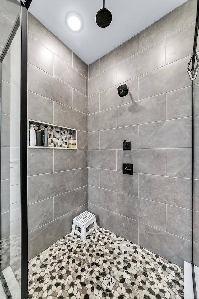 bathroom featuring a tile shower