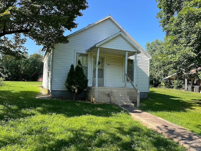 bungalow-style house featuring a front lawn