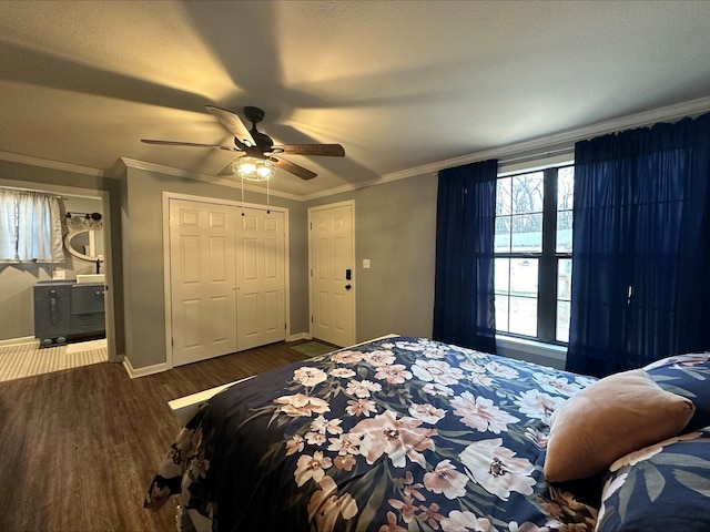 bedroom featuring crown molding, dark wood-type flooring, ceiling fan, and a closet