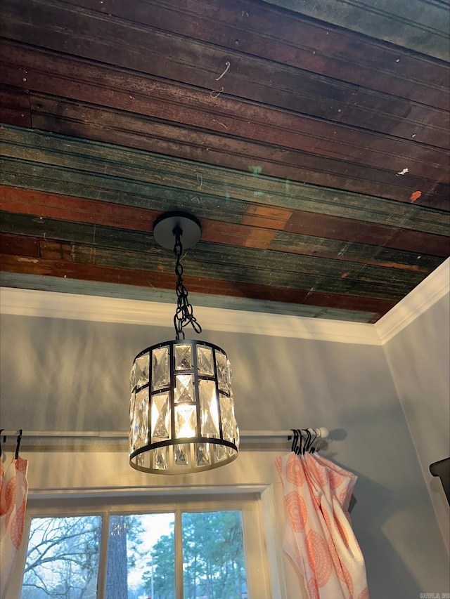 details featuring crown molding and an inviting chandelier